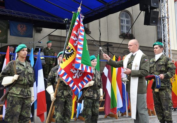 Poświęcenie nowego wojskowego sztandaru to wydarzenie, któremu od generacji towarzyszy ceremonia. Równocześnie jest to okazja, by nowy sztandar oficjalnie zaprezentować. Poświęcenia nowego sztandaru może przebiegać w kościele lub w innym oficjalnym miejscu.