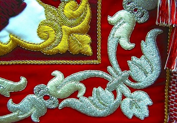 Haft ręczny to bardzo stare i pracochłonne rzemiosło. Od niepamiętnych czasów używano techniki haftu ręcznego do produkcji różnych sztandarów, obrazów lub ornamentów.